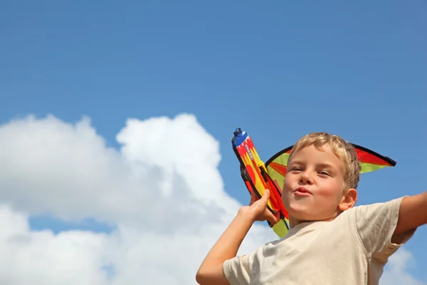 Jongen speelt kite tegen hemel — Stockfoto