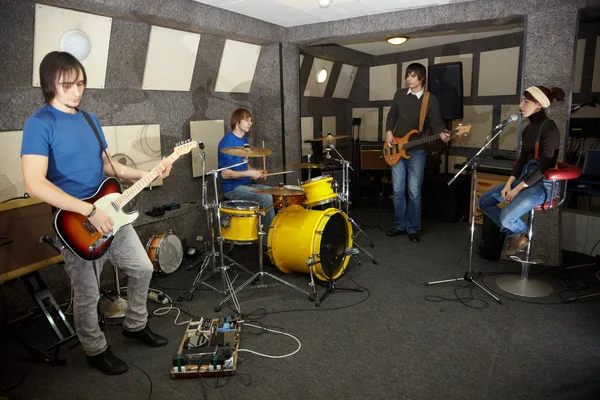 Рок-гурт працює в студії — стокове фото