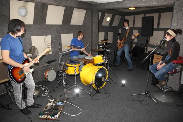 Ροκ συγκρότημα εργάζεται στο στούντιο — Φωτογραφία Αρχείου