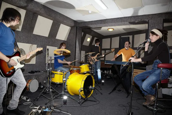 Rock band sta lavorando in studio — Foto Stock