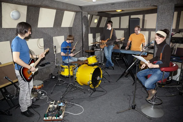 Rock band stúdióban dolgozik — Stock Fotó