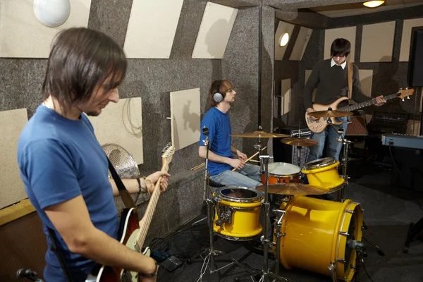 Banda de rock está trabalhando em estúdio — Fotografia de Stock