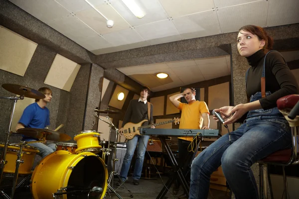 Rock band travaille en studio — Photo