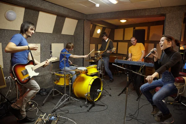 Bandet jobbar i studio — Stockfoto