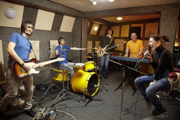 Banda de rock está trabalhando em estúdio — Fotografia de Stock