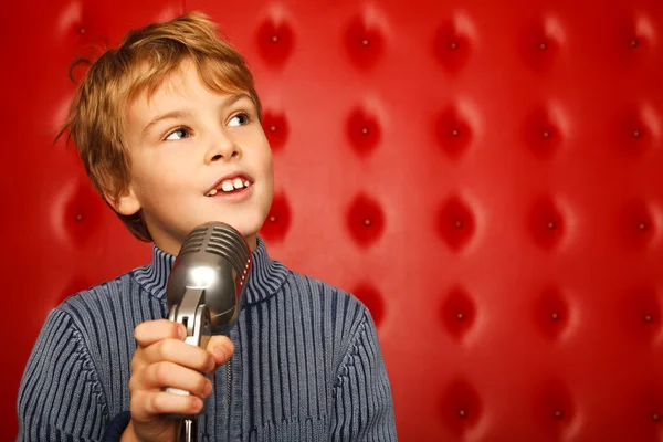 Αγόρι με μικρόφωνο — Φωτογραφία Αρχείου