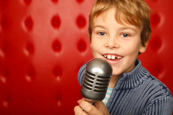 Хлопчик з мікрофоном — стокове фото