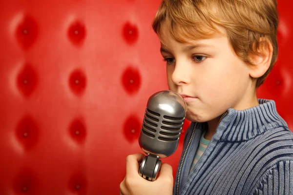Çocuk mikrofon ile — Stok fotoğraf