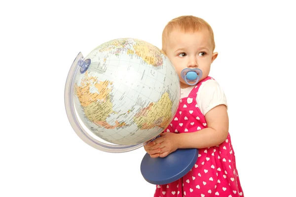 Porträtt av liten flicka med globe i händer, på den. vit bakgrunds — Stockfoto