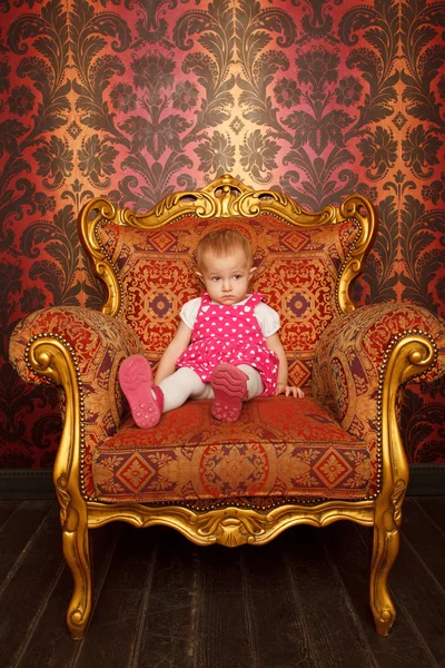 Μικρό κορίτσι & παλιά πολυθρόνα — Φωτογραφία Αρχείου