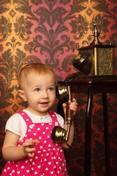 Kis lány & régi telefon — Stock Fotó