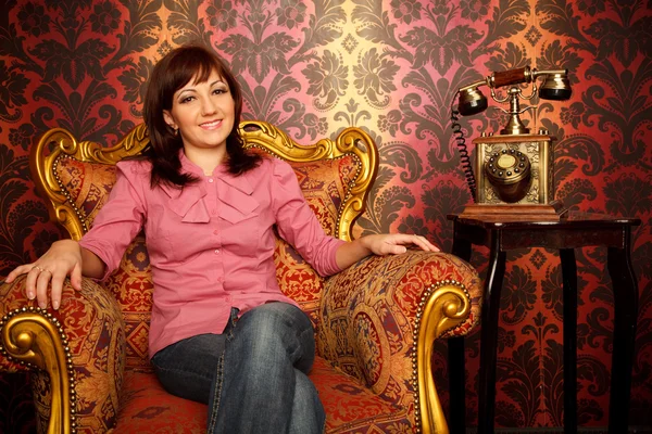 안락의 자에 앉아있는 여자의 초상화 — 스톡 사진