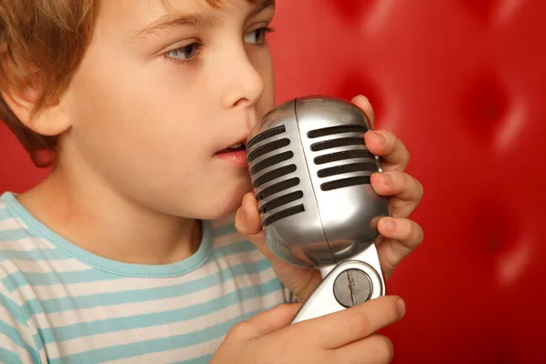 Προσωπογραφία αγοριού με μικρόφωνο — Φωτογραφία Αρχείου