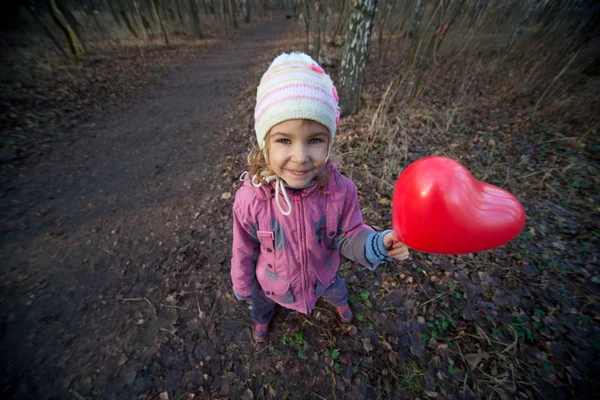 Szív alakú ballonnal kislány — Stock Fotó