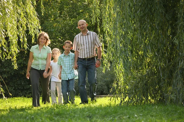 Familie im Frühherbstpark — Stockfoto