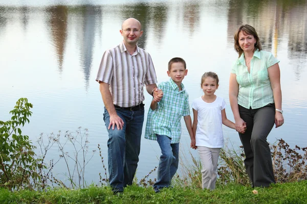 Familia en el parque de otoño temprano — Foto de Stock