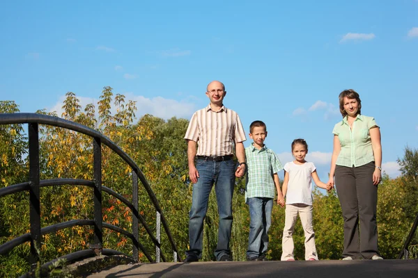 Семья в парке ранней осени — стоковое фото