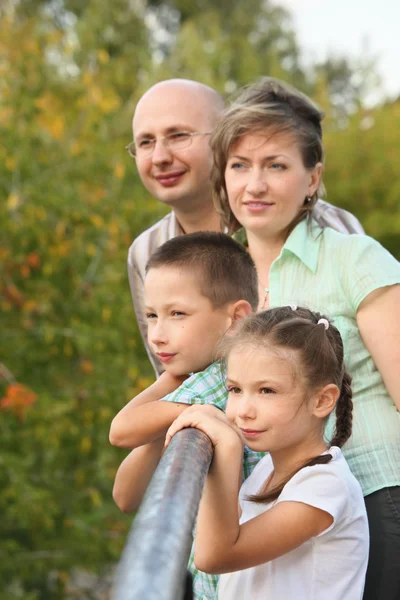 Семья в парке ранней осени — стоковое фото