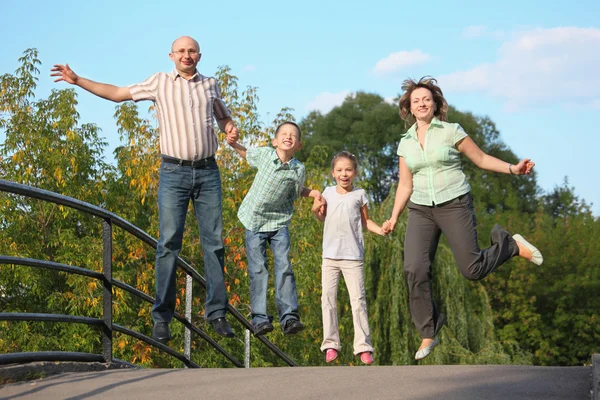 Rodina v časném podzimu park — Stock fotografie