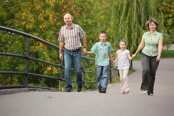 Familia en el parque de otoño temprano — Foto de Stock