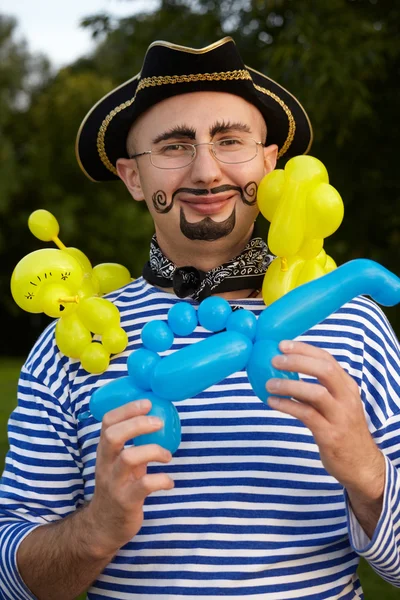 Человек в пиратском костюме — стоковое фото