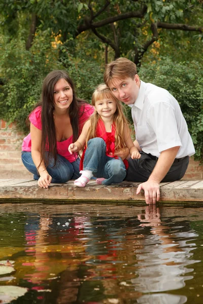 Familj i parken — Stockfoto