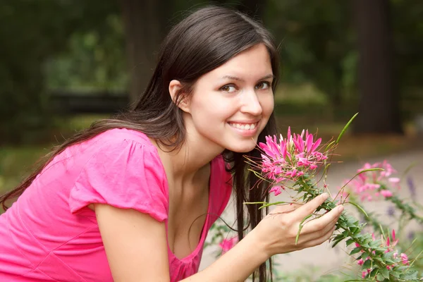 Meisje in de buurt van bloem — Stockfoto