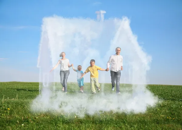 Οικογένεια τεσσάρων τρέχει στο χορτάρι και όνειρο σύννεφο σπίτι κολάζ — Φωτογραφία Αρχείου