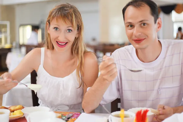 Супружеская пара завтракает в ресторане, ест сливочную пшеницу — стоковое фото