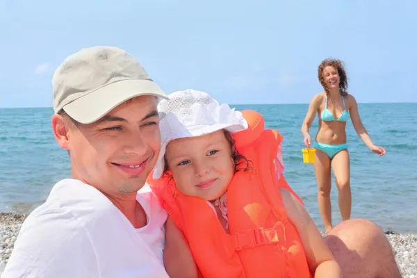 Junger Mann mit kleinem Mädchen in orangefarbener Weste und schönem — Stockfoto