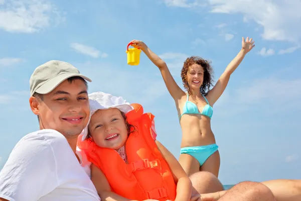 Mladý muž s malou holkou v oranžové plovací vesty a krásné wo — Stock fotografie