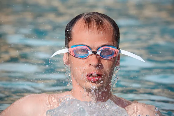 Ung man i watersport skyddsglasögon bada i pool, — Stockfoto