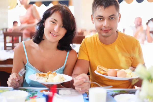 Evli çift restoranda kahvaltı yapıyor, üzerinde kontrole sahip — Stok fotoğraf