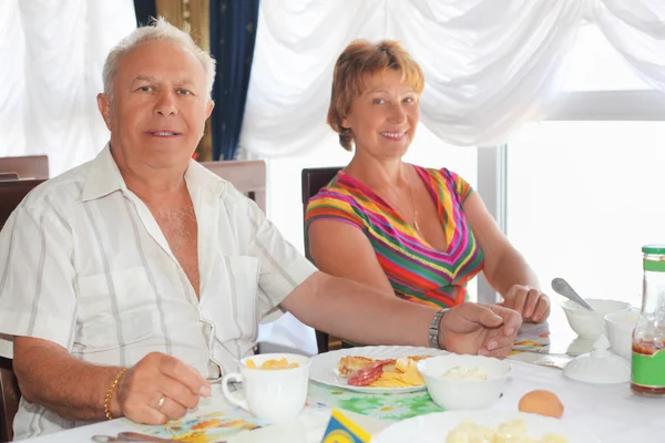 Couple marié âgé souriant prenant le petit déjeuner au restaurant ne — Photo