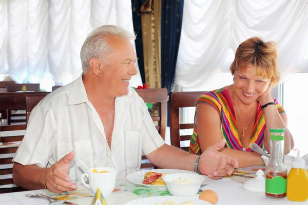 Sorridente coppia di anziani sposati che fanno colazione al ristorante ne — Foto Stock