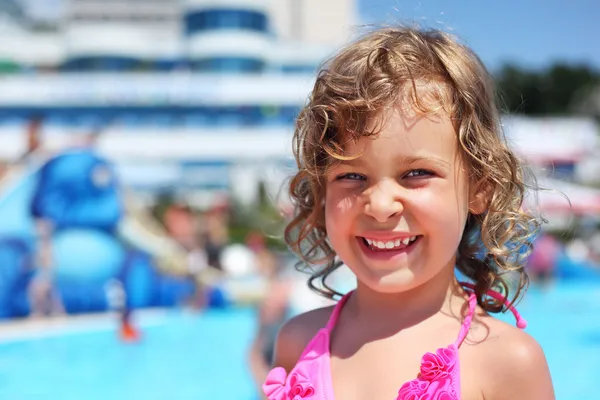 Sevimli küçük kız eğlenceli bir comp aquapark havuzu yakınlarında — Stok fotoğraf