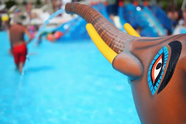 Fontein in vorm van speelgoed olifant in de buurt van zwembad in aquapark — Stockfoto