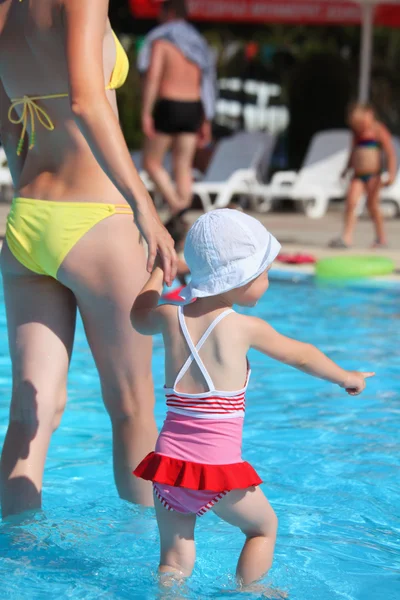 Güzel bir kadın ve küçük kızı aquapa havuzunda kürek çekmeye devam — Stok fotoğraf