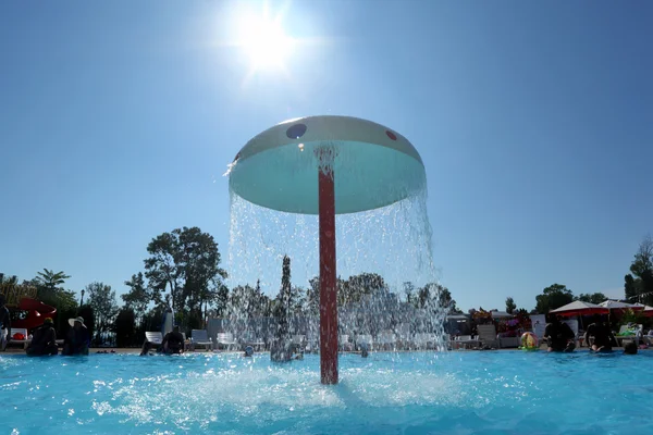 Fontaine en forme de champignon dans la piscine en plein air — Photo