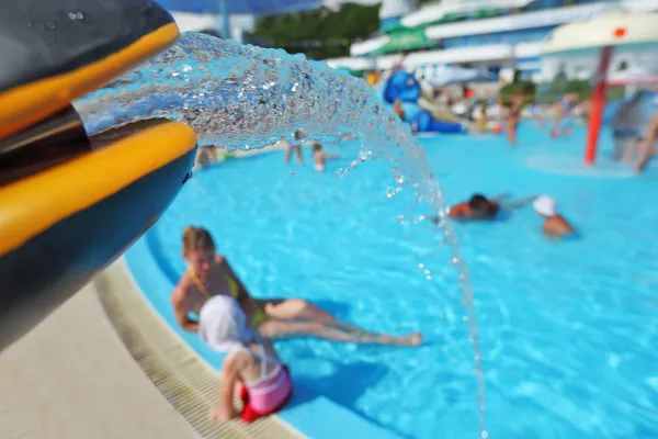 Fontein in vorm van speelgoed dolfijnen in de buurt van zwembad in aquapark — Stockfoto
