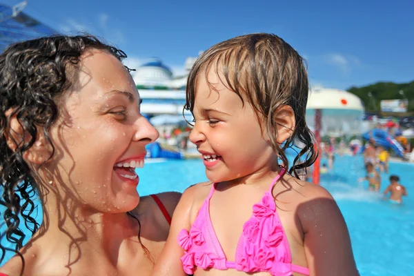 Sorridente bella donna e bambina fare il bagno in piscina di un en — Foto Stock