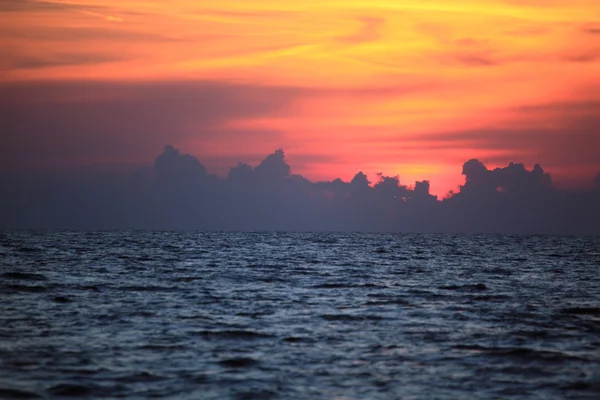 Orange drama sunset over dark gloomy sea — Stockfoto