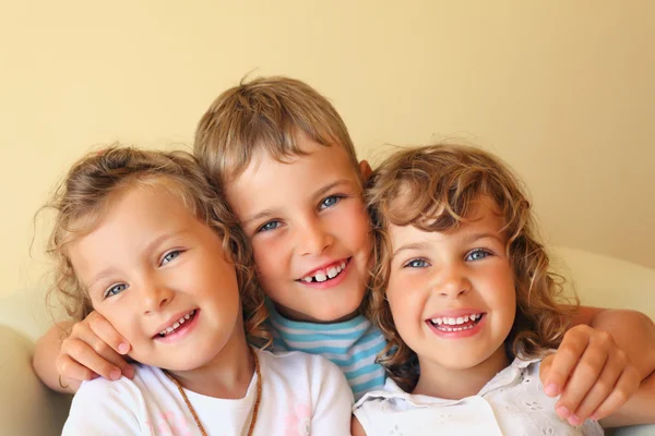 Rindo crianças três juntos em quarto acolhedor, duas meninas bonitas — Fotografia de Stock
