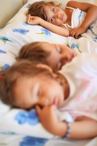 Niños tres juntos durmiendo en la cama en la habitación acogedora, se centran en g —  Fotos de Stock