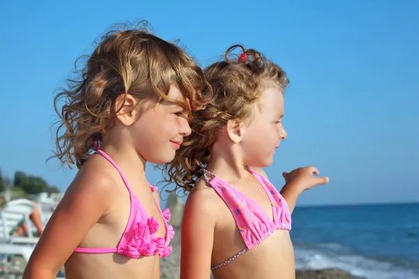 Two pretty little girls on beach near sea, Looking afar — Stock Photo, Image