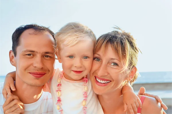 Mutlu bir aile ile küçük deniz yakınında — Stok fotoğraf