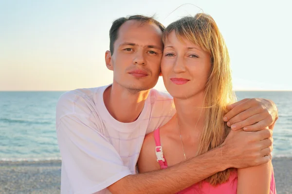 Förälskad man och kvinna på strand — Stockfoto