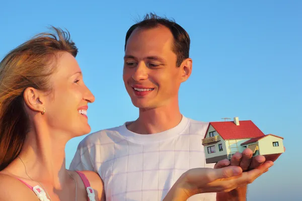 Genç kadın ve erkek, ev Garaj ile el modeli tutmak — Stok fotoğraf