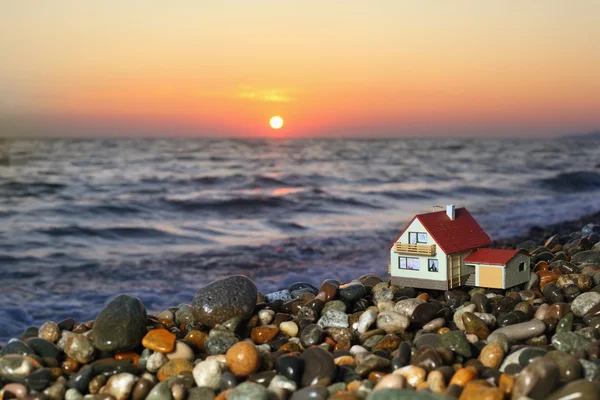 Ház garázzsal, köves strand, este modell — Stock Fotó