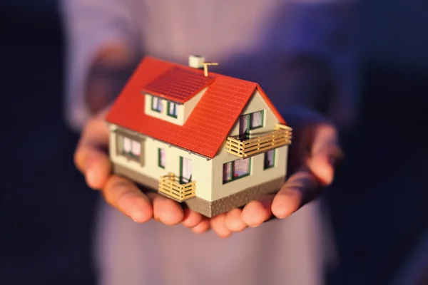 Modell eines Hauses auf Händen — Stockfoto